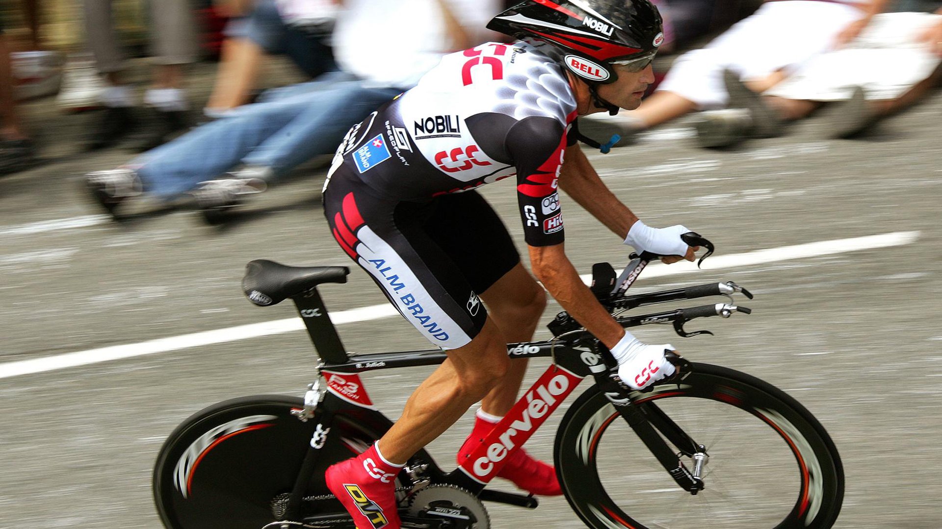 教练现场调整站位指令迅速传达战术执行效率持续上升，教练临场指挥